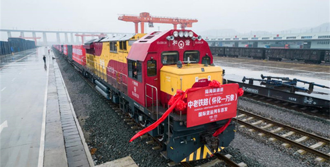Le Hunan lance un service de fret ferroviaire international Chine-LaosUn service de fret ferroviaire Chine-Laos reliant la ville de Huaihua, dans la province chinoise du Hunan (centre), à la capitale laotienne Vientiane, a été mis en service jeudi, offrant un nouveau raccourci entre le Hunan et les pays de l'ASEAN.