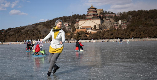 Une championne patineuse de 67 ans retourne sur la glaceIl y a quarante ans, sur la glace dans le Palais d'été, une jeune fille vêtue d'une robe colorée a fait du patinage artistique sous l'œil attentif de la foule. Accompagnée par la musique et les applaudissements, Qu Wei a donné une performance spectaculaire.