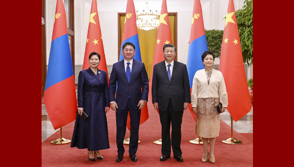 Xi Jinping s'entretient avec le président mongol                    Le président chinois, Xi Jinping, s'est entretenu lundi avec le président mongol, Ukhnaagiin Khurelsukh, en déplacement à Beijing. La Chine et la Mongolie sont des pays voisins importants l'un pour l'autre. Maintenir une coopération de bon voisinage stable et à long terme entre les deux pays sert les intérêts fondamentaux des deux peuples, a déclaré M. Xi à M. Khurelsukh, qui effectue une visite d'Etat en Chine.