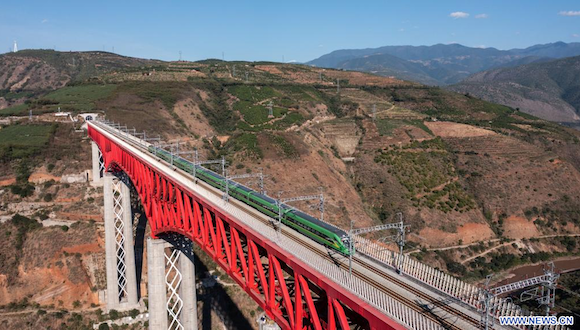 Le chemin de fer Chine-Laos affiche une exploitation solide depuis son lancement                    En date de vendredi, le chemin de fer Chine-Laos a assuré plus de 8,5 millions de voyages de passagers et transporté 11,2 millions de tonnes de fret depuis son lancement il y a un an, a indiqué son opérateur chinois.