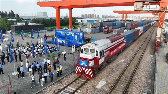 Le 11 octobre 2023, le premier train « China-Europe Express-CIIE » transportant des produits qui seront présentés lors de la 6e Exposition internationale de l'importation de Chine est arrivé à la gare de Shanghai Minhang. (Shen Chunchen / Pic.people.com.cn)