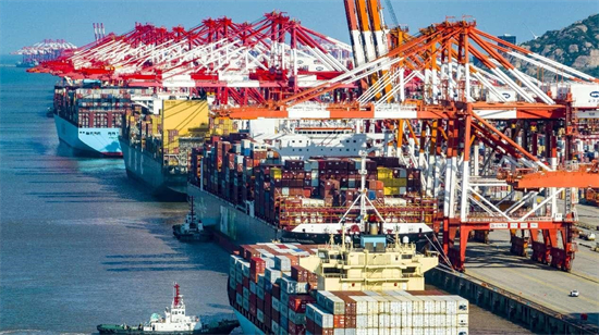 Des opérations de manutention de conteneurs se déroulent sur plusieurs porte-conteneurs ultra-larges au terminal portuaire en eau profonde de Yangshan, dans le port de Shanghai. (Ji Haixin / Le Quotidien du Peuple en ligne)