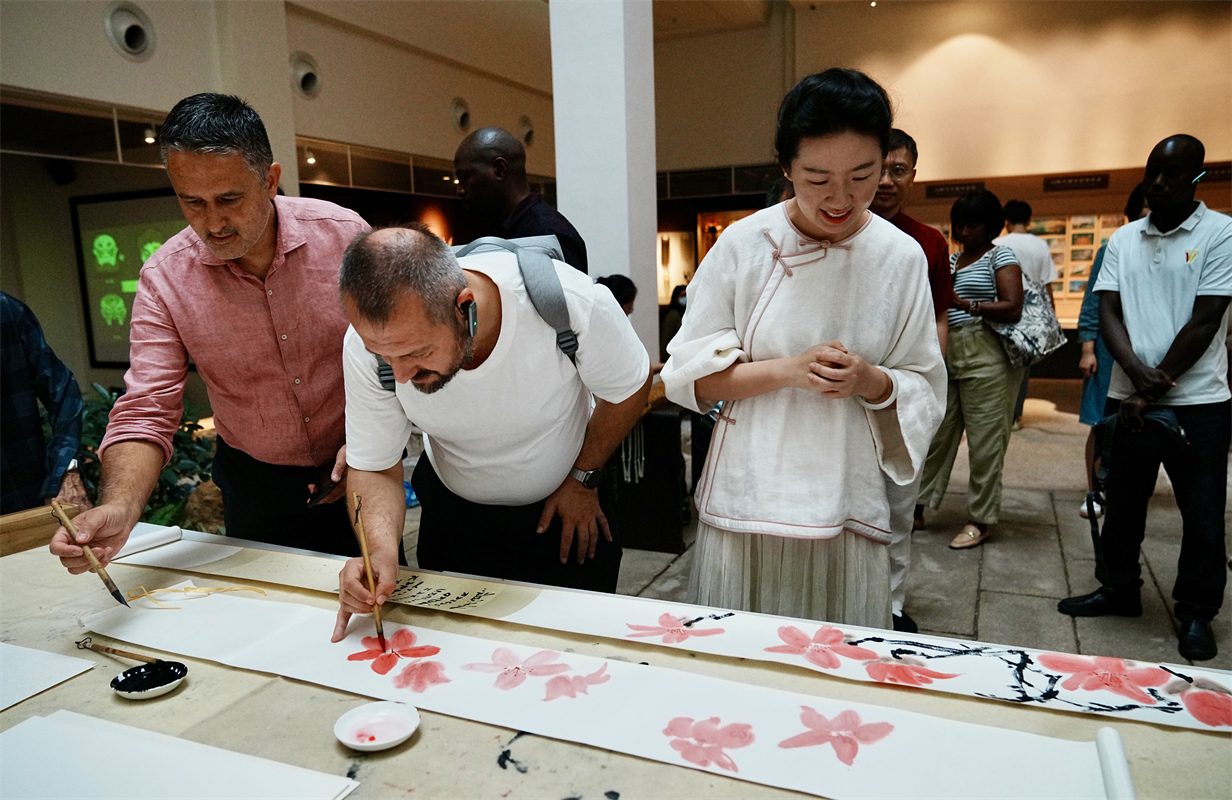 Guangdong : les lauréats des premiers « Prix Route de la Soie » de la communication internationale participent à un événement de peinture à Guangzhou