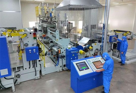 Des ouvriers testent de nouveaux équipements dans un atelier d'une entreprise technologique à Yantai, dans la province du Shandong (est de la Chine). (Tang Ke / Le Quotidien du Peuple en ligne)
