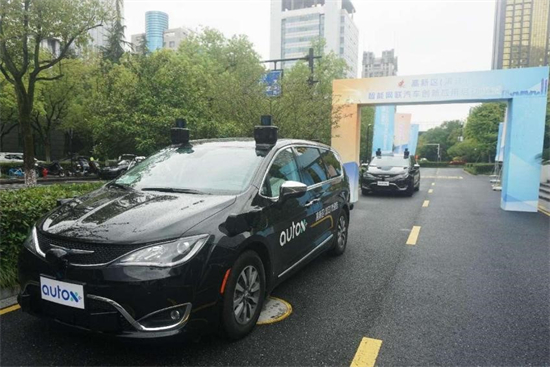 Photo montrant des véhicules autonomes connectés intelligents dans le district de Binjiang, à Hangzhou, capitale de la province du Zhejiang (est de la Chine). (Long Wei / Le Quotidien du Peuple en ligne)