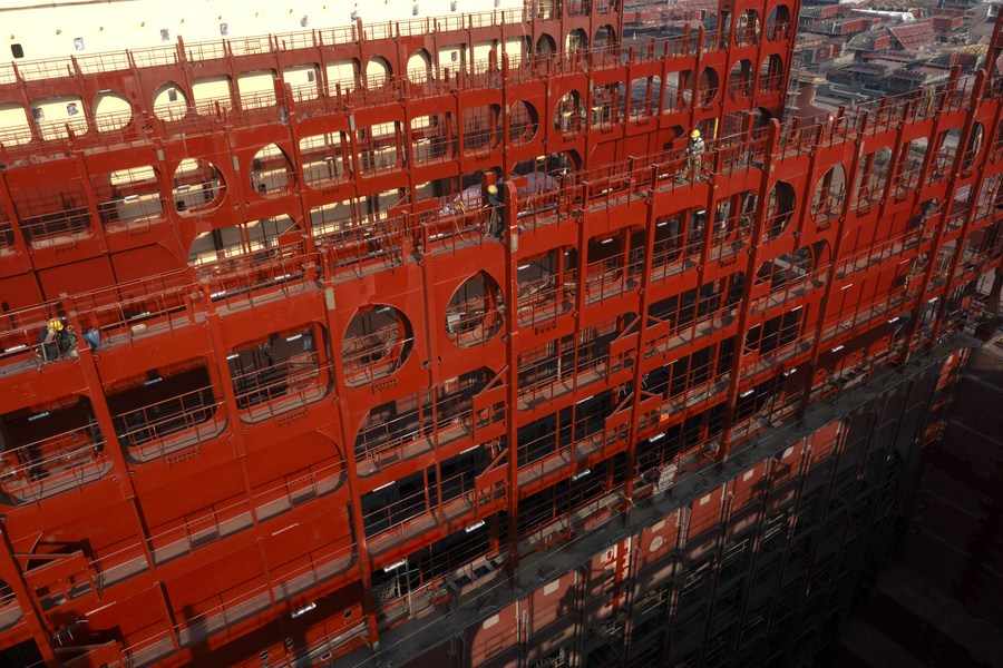 Photo d'ouvriers travaillant sur un porte-conteneurs dans un chantier naval de la société Jiangsu Yangzi Xinfu Shipbuilding Co., Ltd., à Taixing, dans la province chinoise du Jiangsu (est), le 5 décembre 2023. (Photo : Cai Yang)