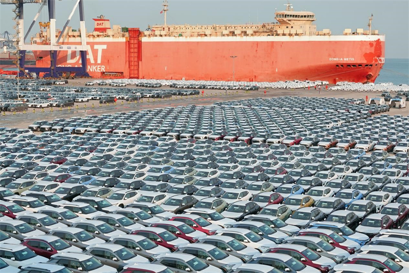 Des voitures de fabrication chinoise sont rassemblées sur le port de Yantai, dans la province du Shandong (est de la Chine), en attente d'être expédiées pour l'exportation. Photo prise le 8 janvier 2024. (Tang Ke / Pic.people.com.cn)