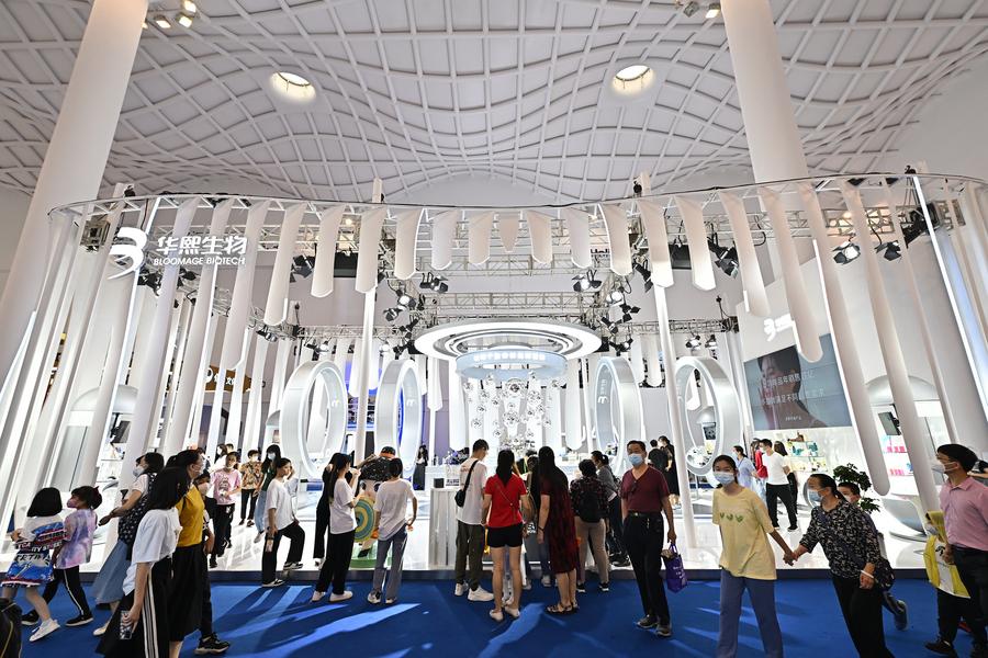 Des gens visitent la 3e Exposition internationale des produits de consommation de Chine à Haikou, capitale de la province insulaire de Hainan (sud), le 15 avril 2023.(Photo : Li Xin)