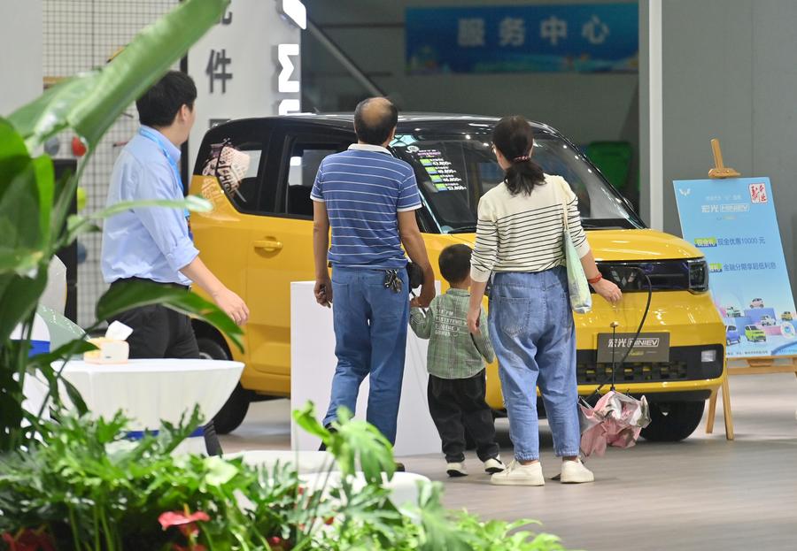 Des visiteurs se renseignent sur une voiture à énergie nouvelle lors d'une exposition automobile, à Liuzhou, dans la région autonome Zhuang du Guangxi, dans le sud de la Chine, le 19 octobre 2023. (Photo : Huang Xiaobang)