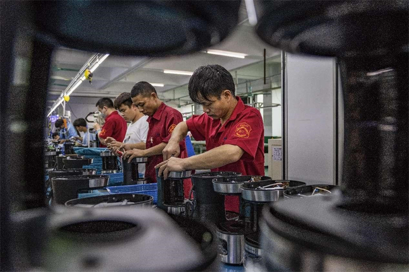 Des machines à café fabriquées dans un atelier d'une entreprise d'électroménager à Foshan, dans la province du Guangdong (sud de la Chine). (Qiu Xinsheng / Pic.people.com.cn)