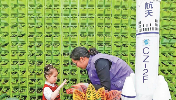 La sélection de semences de l'espace chinoise a généré des retombées économiques directes dépassant les 100 milliards de yuans                    Une fois les semis terminés début avril, Wang Tousheng, un agriculteur de la ville de Bizhou, dans le comté de Suichuan de la province du Jiangxi (sud-est de la Chine), venait de temps en temps dans la rizière pour vérifier la croissance de ses « lotus de l'espace ».