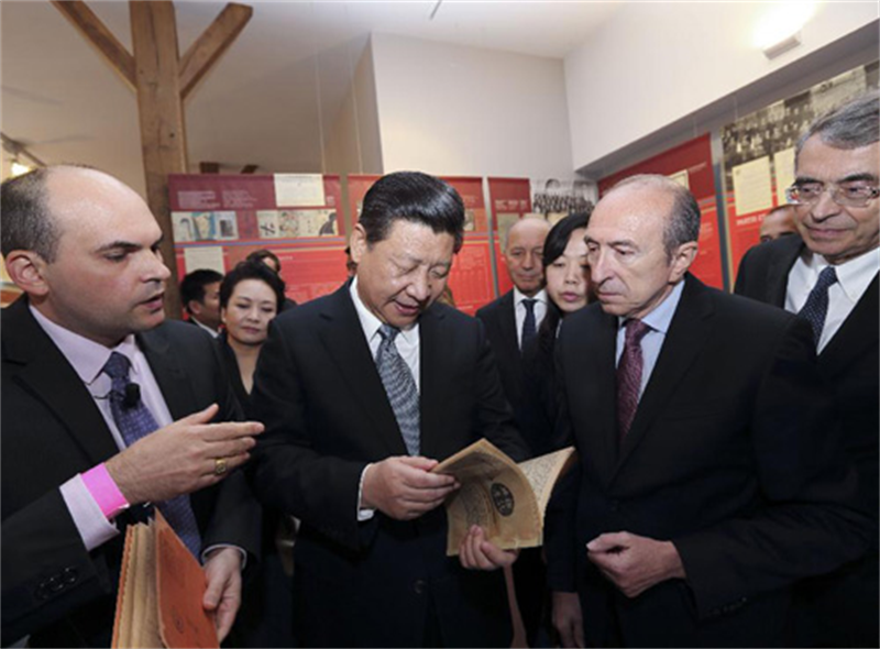 Le 26 mars 2014, le président Xi Jinping a visité l'ancien site de l'Institut franco-chinois de Lyon. (Ju Peng / Xinhua)