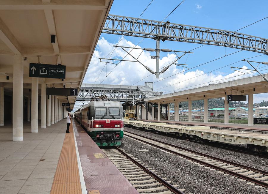 Photo prise le 10 mai 2024 montrant un train arrivant à la gare Lebu à Addis-Abeba, en Ethiopie. (Xinhua/Liu Fangqiang)
