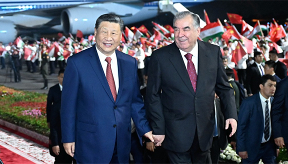Xi entame une visite d'Etat au Tadjikistan et espère atteindre de nouveaux sommets dans la coopération bilatérale                    Le président chinois Xi Jinping est arrivé jeudi soir dans la capitale tadjike Douchanbé, entamant sa visite d'Etat au Tadjikistan. Cette visite fait suite à son déplacement à Astana, au Kazakhsta, où il a participé à la 24e réunion du Conseil des chefs d'Etat de l'Organisation de coopération de Shanghai.