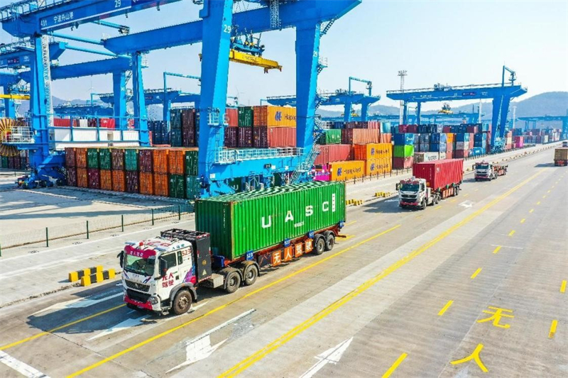 Des camions autonomes transportent des conteneurs dans une zone pilote de conduite autonome d'un terminal à conteneurs à Zhoushan, dans la province du Zhejiang (est de la Chine). (Zhang Lei / Pic.people.com.cn)