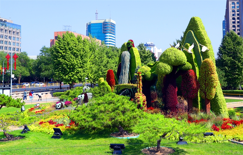 Des parterres de fleurs à thème décorent l'avenue Chang'an de Beijing pour la Fête nationale