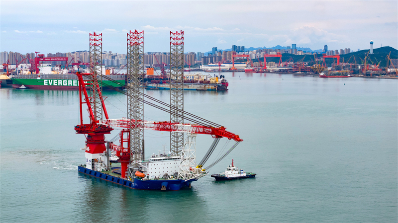 Shandong : la plate-forme de construction d'énergie éolienne offshore « Ganghangping 5 » livrée pour utilisation à Qingdao