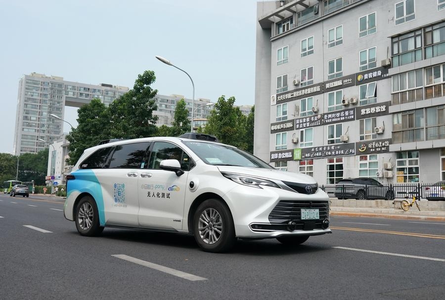 Un véhicule autonome en essai routier dans une zone de démonstration de conduite autonome à Yizhuang de Beijing, capitale chinoise, le 19 juin 2024. (Photo : Zhang Chenlin)