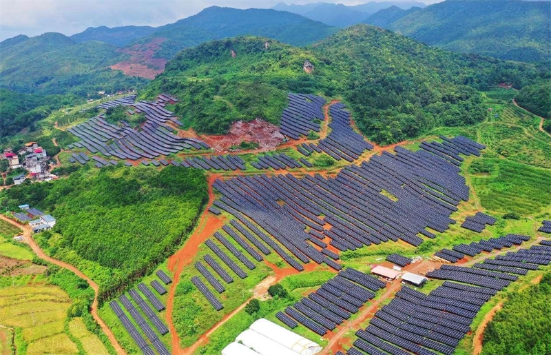 Une vue plongeante de la centrale photovoltaïque de Nanling, dans le canton de Tushi du comté de Lanshan, à Yongzhou, dans la province du Hunan (centre de la Chine). (Huang Chuntao / Pic.people.com.cn)