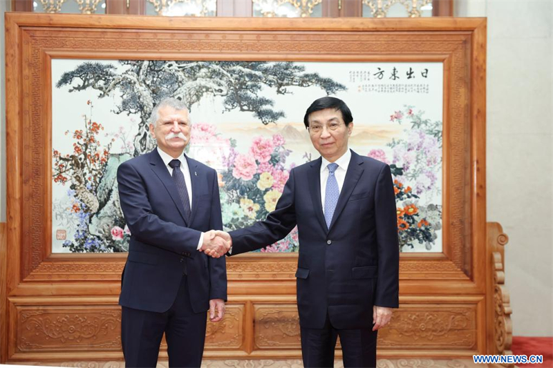 Le plus haut conseiller politique de la Chine rencontre le président de l'Assemblée nationale hongroise