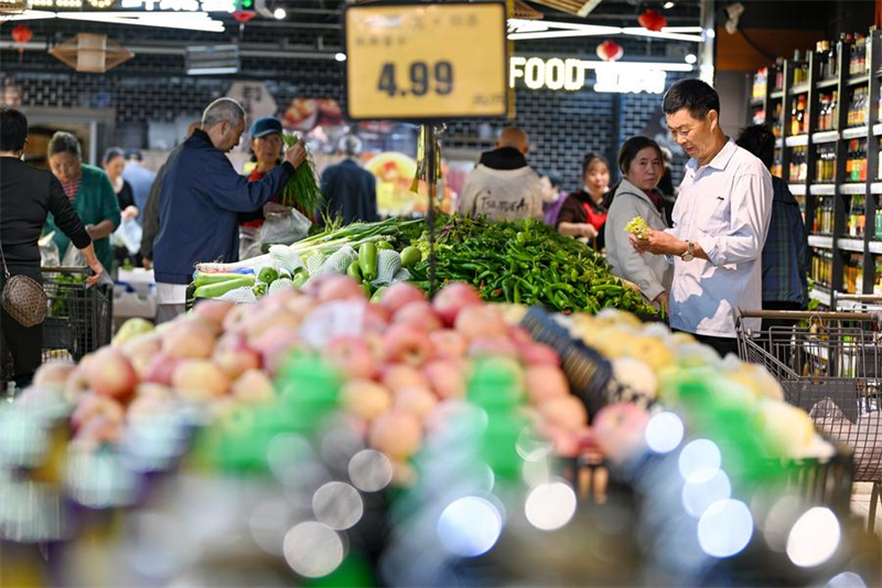 Des personnes font des achats dans un supermarché de Nanjing, dans la province chinoise du Jiangsu (est), le 13 octobre 2024. (Photo : Fang Dongxu)