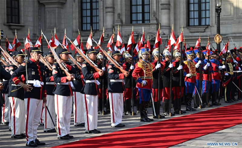 Xi Jinping assiste à la cérémonie de bienvenue organisée par la présidente péruvienne Dina Boluarte