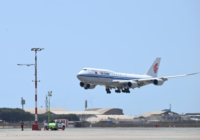 Arrivée de Xi Jinping à Lima pour une visite d'Etat au Pérou et pour une réunion de l'APEC