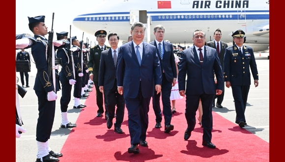 Arrivée de Xi Jinping à Lima pour une visite d'Etat au Pérou et pour une réunion de l'APEC                    Le président chinois Xi Jinping est arrivé jeudi à Lima pour effectuer une visite d'Etat au Pérou et pour assister à la 31e Réunion des dirigeants économiques de la Coopération économique pour l'Asie-Pacifique (APEC).