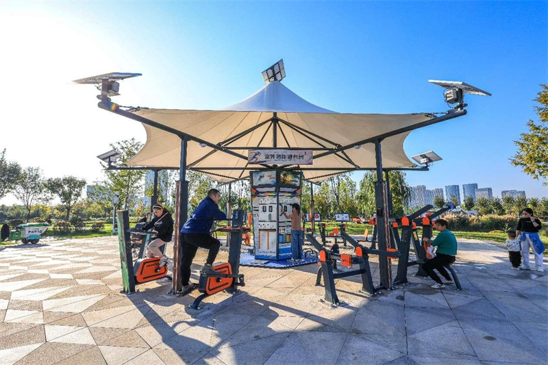 Dans un parc urbain du district de Yibin, à Luoyang, dans la province du Henan (centre de la Chine), des habitants jouent et font de l'exercice sur des équipements de gymnastique en plein air intelligents. (Ni Rui / Pic.people.com.cn)