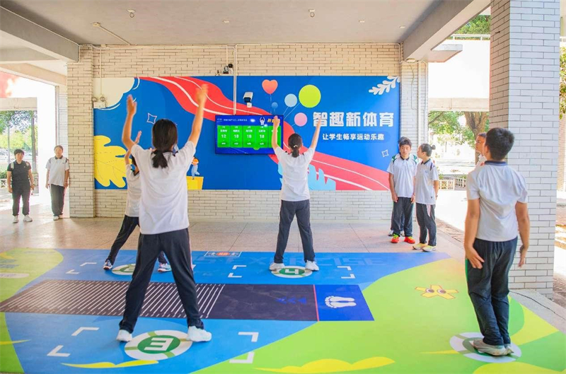 Dans une école de langues étrangères du lac Qingzhu, à Changsha, capitale de la province du Hunan (centre de la Chine), des étudiants font de l'exercice sur des tapis de fitness intelligents. (Li Jian / Pic.people.com.cn)