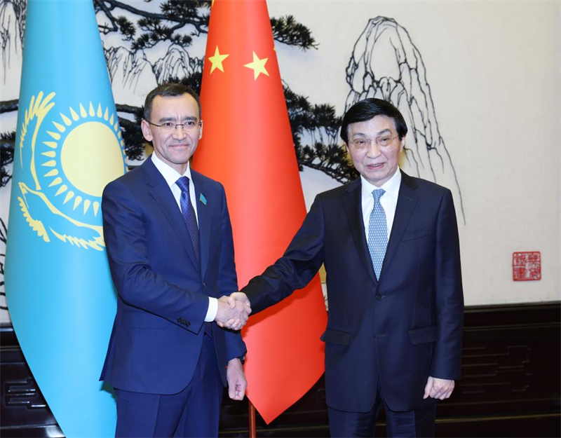 Le plus haut conseiller politique chinois rencontre le président du Sénat kazakh