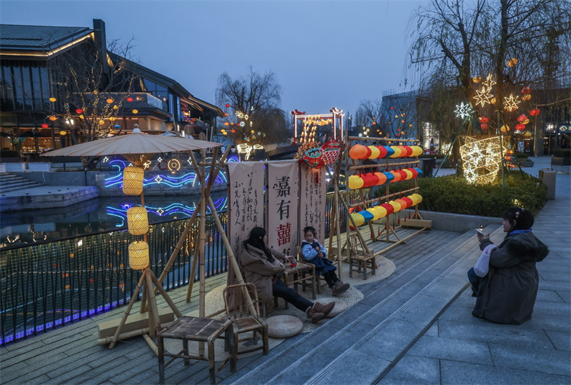 Zhejiang : des lanternes ornées à Jiaxing pour célébrer la prochaine fête des Lanternes