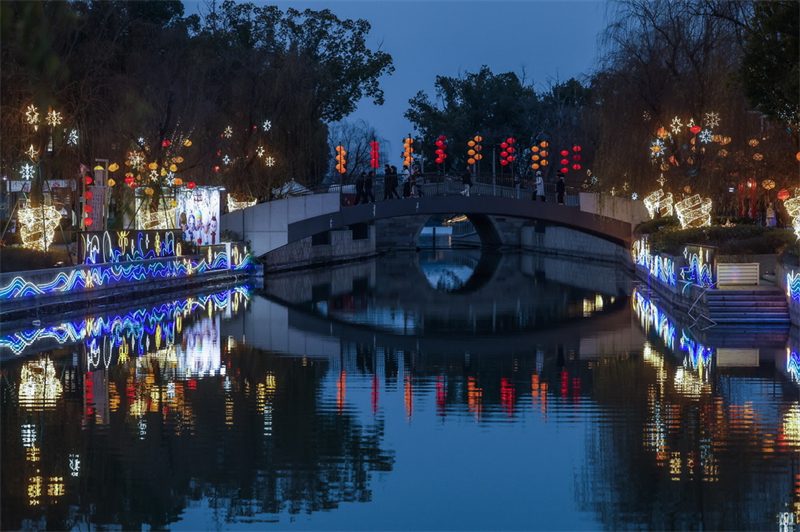 Zhejiang : des lanternes ornées à Jiaxing pour célébrer la prochaine fête des Lanternes