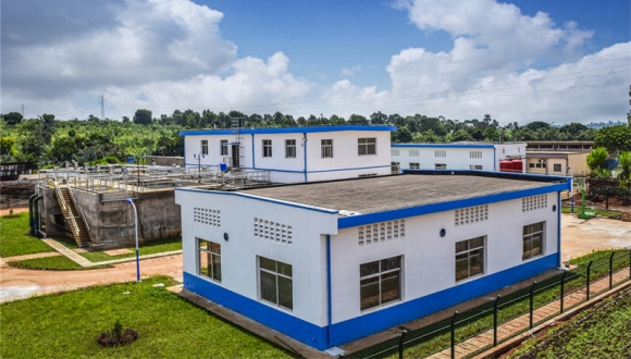 Comment la « source de propreté » construite par la Chine profite à des milliers de ménages au Cameroun                    Tôt ce matin-là, Jean Zeufack, qui vit dans la banlieue de Bafoussam, le chef-lieu de la région de l'Ouest du Cameroun, s'est levée comme d'habitude, a ouvert le robinet devant sa maison, et un flux d'eau claire, épais comme son pouce, en a jailli, prêt à servir pour laver les aliments de la journée.