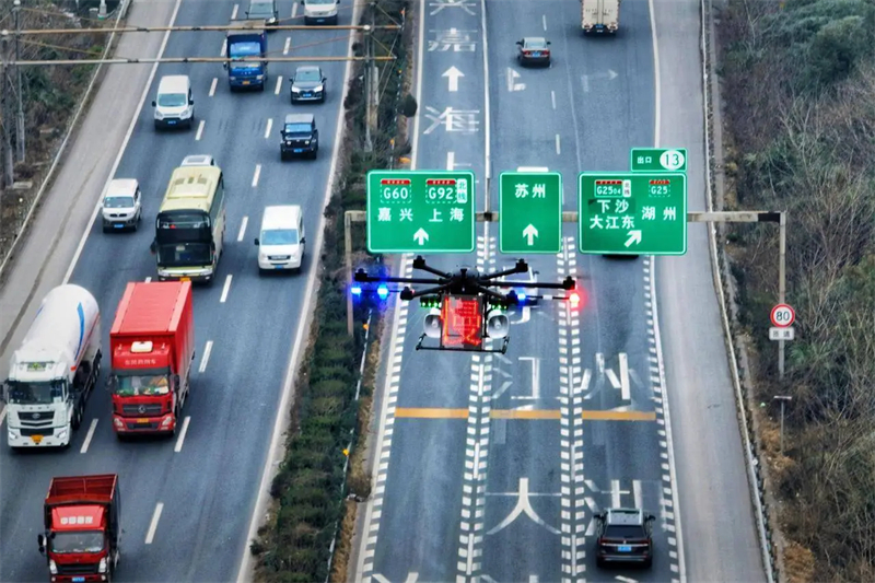 Zhejiang : les feux de circulation deviennent des « aéroports » à drones à Hangzhou