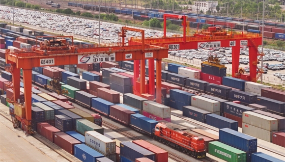 Henan : les trains de fret Chine-Europe se préparent à partir depuis Zhengzhou                    Le 18 mai 2025, à Zhengzhou, capitale de la province du Henan (centre de la Chine), une série de trains de fret Chine-Europe (Zhengzhou) étaient prêts à partir de la gare de Putian du Bureau de China Railway de Zhengzhou, présentant une scène de transport animée. 