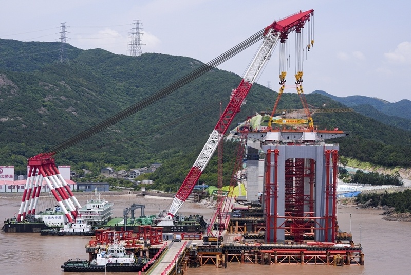 Zhejiang : la première poutre en acier installée sur le plus grand pont rail-route du monde