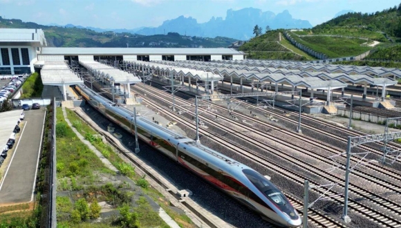 Le train à grande vitesse crée un « couloir culturel »                    Depuis son lancement en juin dernier, le train à grande vitesse G6080 part chaque matin de la gare de Kowloon Ouest à Hong Kong en direction de la gare de Zhangjiajie Ouest, dans la province du Hunan (centre de la Chine). 