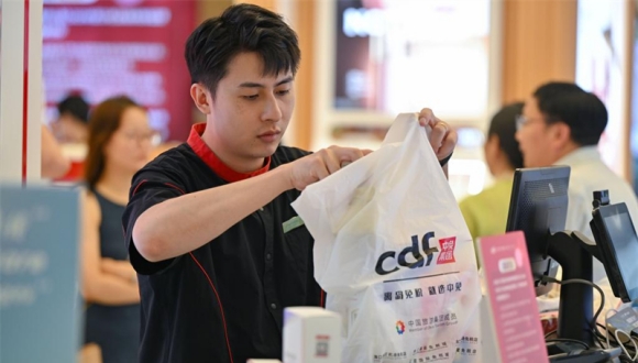 Chine : les ventes hors taxes à Hainan dépassent les 195 milliards de yuans au cours des cinq dernières années                    La province insulaire de Hainan, dans le sud de la Chine, a enregistré de fortes ventes hors taxes au cours des cinq dernières années, grâce à une politique visant à relever le plafond annuel des achats hors taxes, d'après le bureau des douanes local.