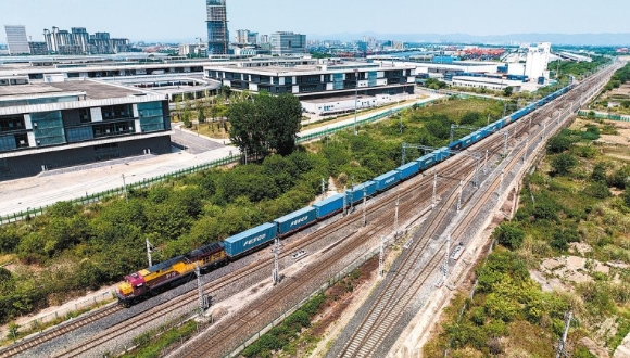 Une nouvelle route rail-mer amène des spécialités du Sichuan en Afrique avec plus de fraîcheur et de rapidité                    Un couloir de transport multimodal nouvellement ouvert fournit désormais une solution logistique rentable aux spécialités culinaires de la province du Sichuan (sud-ouest de la Chine), notamment les bases de bouillon pour la célèbre fondue, les mélanges d'épices pour l'emblématique Mapo Tofu et les snacks de tous les jours aux saveurs du Sichuan, ...