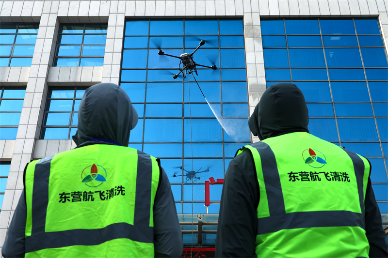 Shandong : un « nettoyeur volant » mis en service pour nettoyer efficacement les murs de verre à Dongying