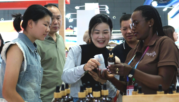 53 pays africains rejoignent le « cercle d'amis » à zéro droits de douane de la Chine                    Un après-midi de la semaine, plusieurs clients dégustaient du café dans un établissement du district de Chaoyang, à Beijing. « La plupart de nos grains de café viennent du Rwanda », a déclaré Zhang Xue, le propriétaire du café, expliquant que certaines régions du Rwanda ont des altitudes plus élevées... 