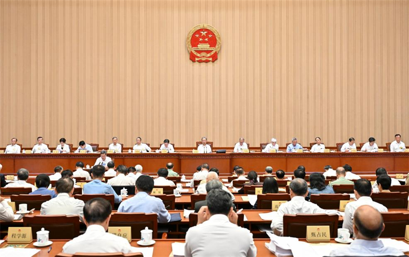 Des législateurs chinois examinent des rapports lors d'une session du Comité permanent de l'APN