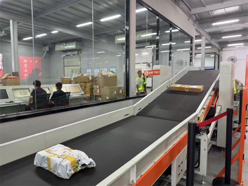 Guangdong : au Centre de supervision logistique du commerce transfrontalier de Shenzhen, un « pôle intelligent » assure un dédouanement efficace