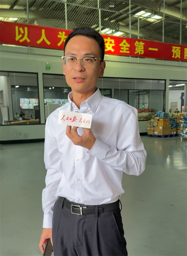 Guangdong : au Centre de supervision logistique du commerce transfrontalier de Shenzhen, un « pôle intelligent » assure un dédouanement efficace