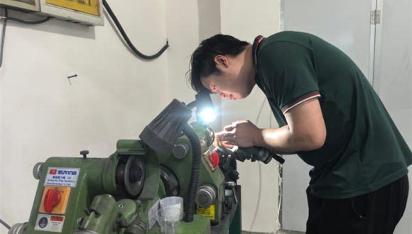 Zhejiang : l'industrie du moulage du « supermarché du monde » stimule l'innovation pour les petits produits                    Alors que la chaleur estivale persiste, Yiwu, une ville de la province du Zhejiang (est de la Chine) connue sous le nom de « supermarché du monde », est déjà entrée dans la « saison de Noël ».
