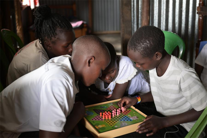 Sur les plaines de Maasai Mara, un duo chinois construit la maison de l'espoir pour 29 jeunes kényanes