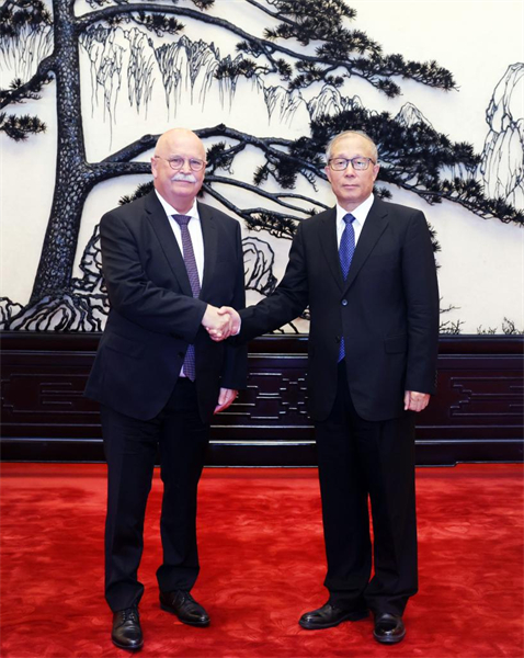 Un haut législateur chinois rencontre une délégation du Sénat français