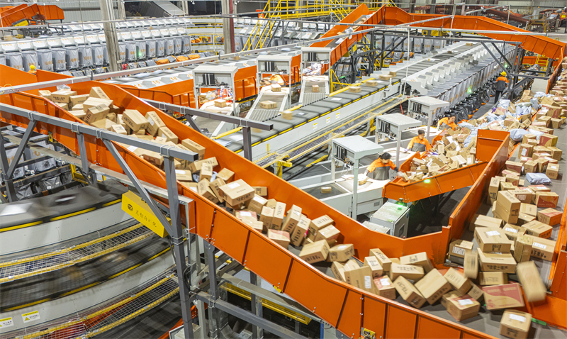Jiangsu : le tri des colis express bat son plein à Suqian pour répondre aux besoins de livraison des consommateurs