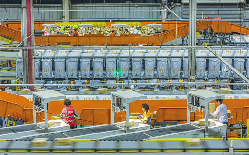 Jiangsu : le tri des colis express bat son plein à Suqian pour répondre aux besoins de livraison des consommateurs